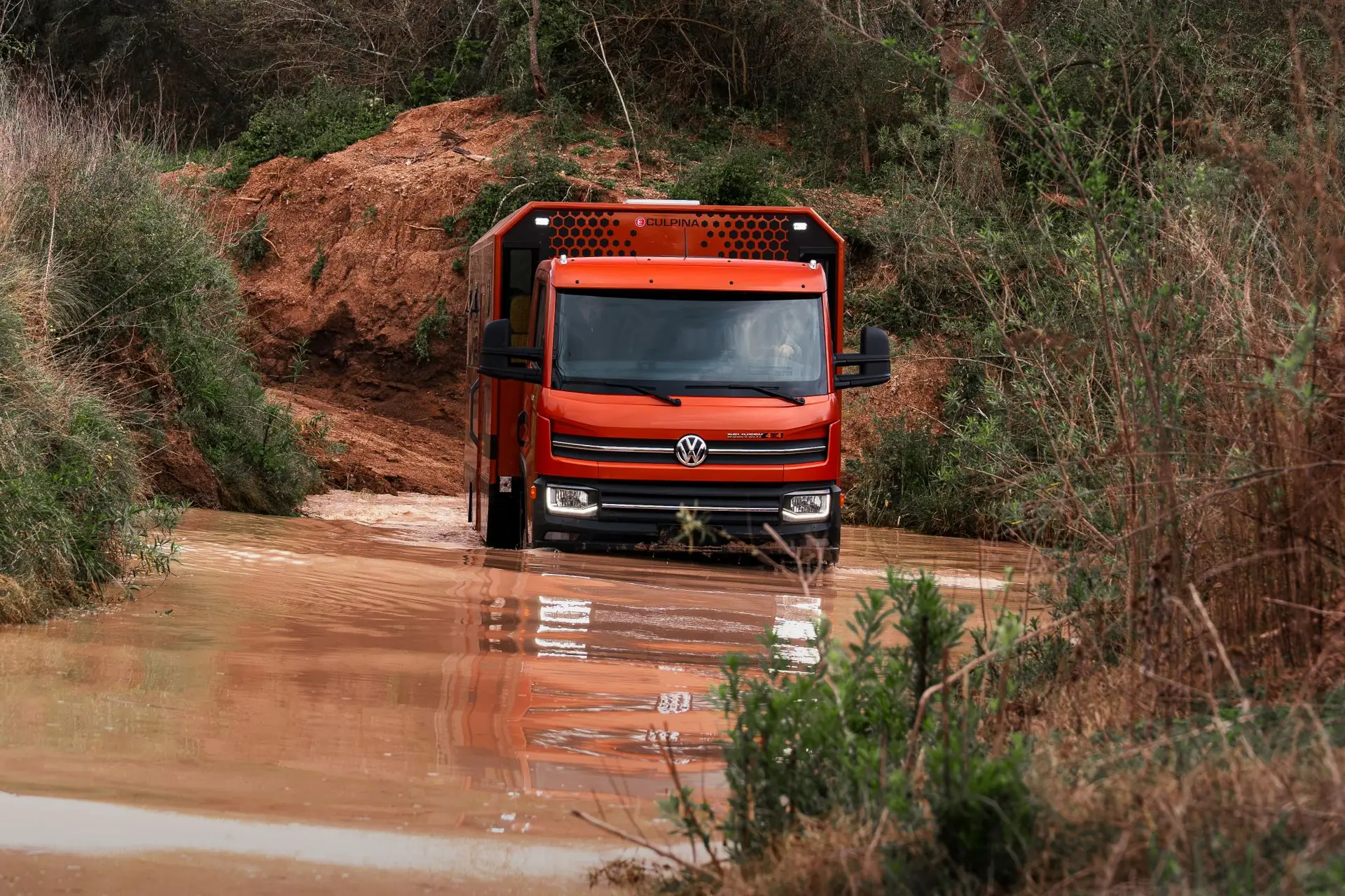 Delivery 11.180 4x4 en un camino de tierra